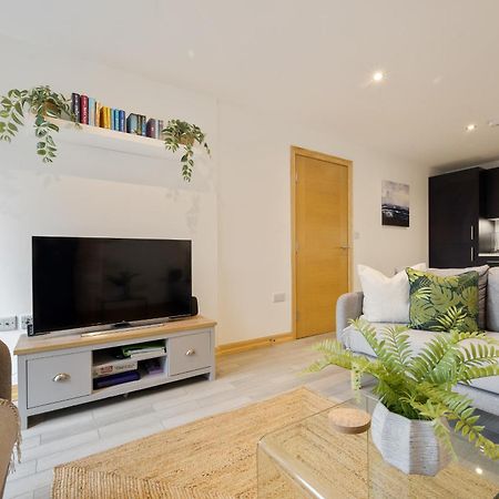 Large, Newly Renovated, Three Bedroom Town Centre Split Level Apartment With Free Parking, Sleeps Seven - Walking Distance To Beach Bournemouth Exterior foto