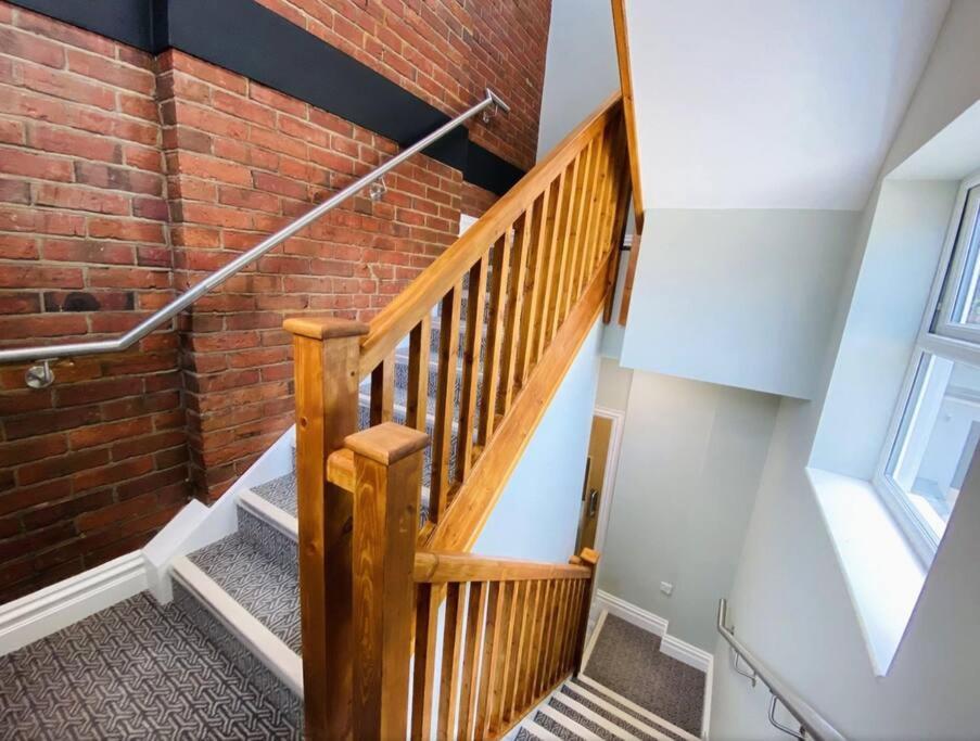 Large, Newly Renovated, Three Bedroom Town Centre Split Level Apartment With Free Parking, Sleeps Seven - Walking Distance To Beach Bournemouth Exterior foto