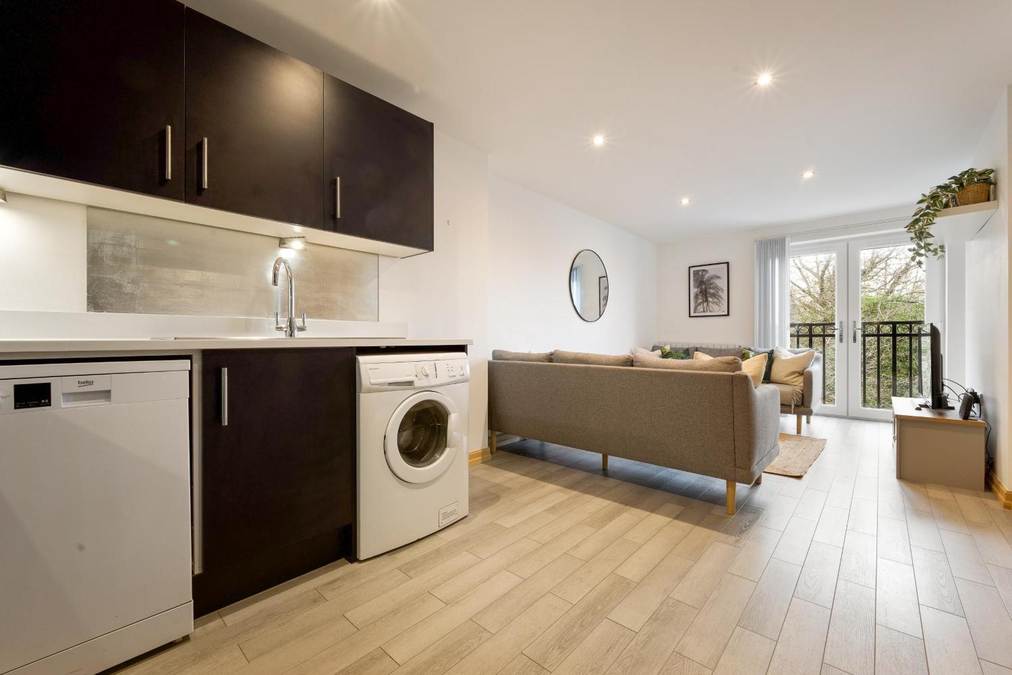 Large, Newly Renovated, Three Bedroom Town Centre Split Level Apartment With Free Parking, Sleeps Seven - Walking Distance To Beach Bournemouth Exterior foto
