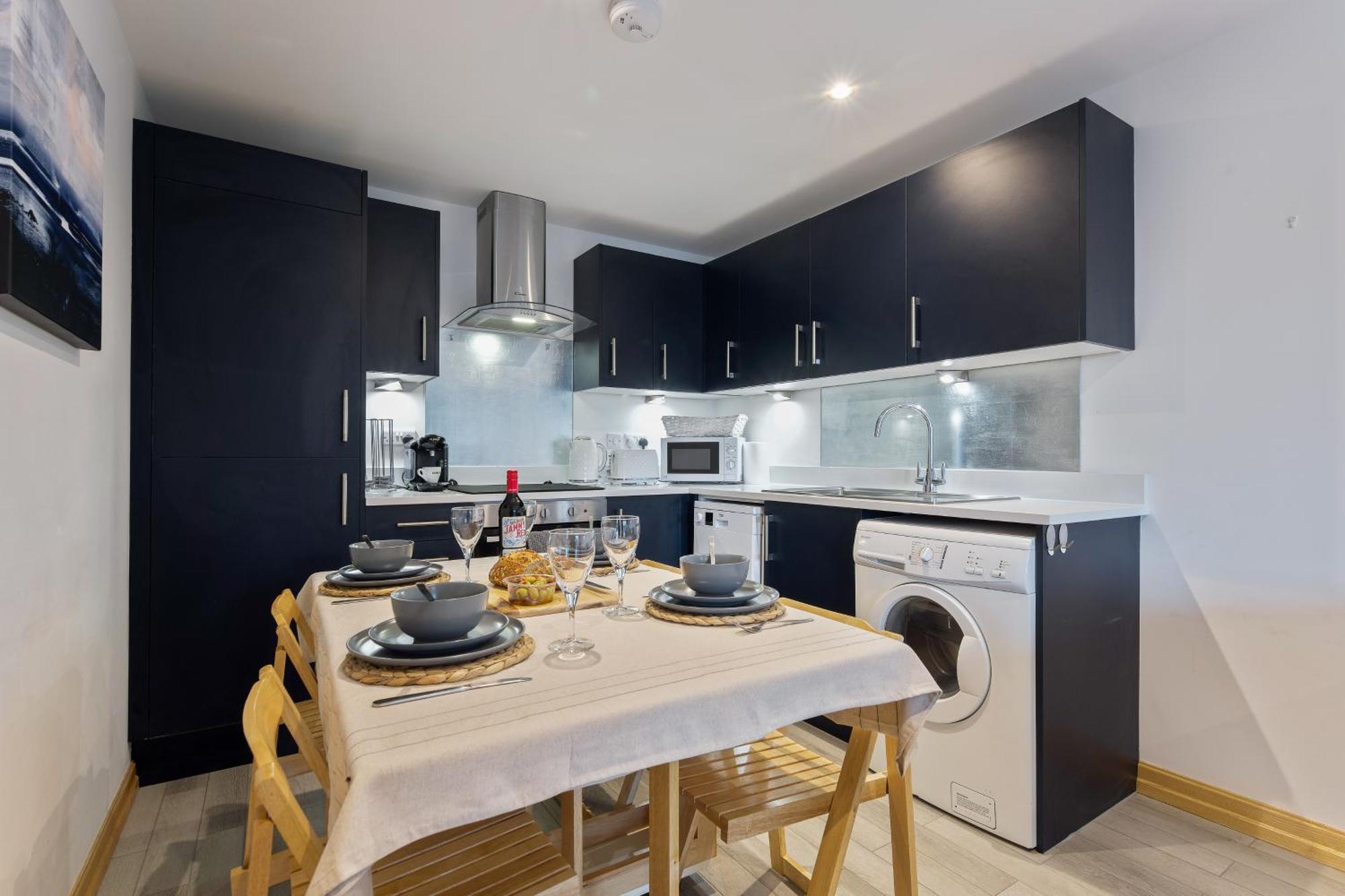 Large, Newly Renovated, Three Bedroom Town Centre Split Level Apartment With Free Parking, Sleeps Seven - Walking Distance To Beach Bournemouth Exterior foto