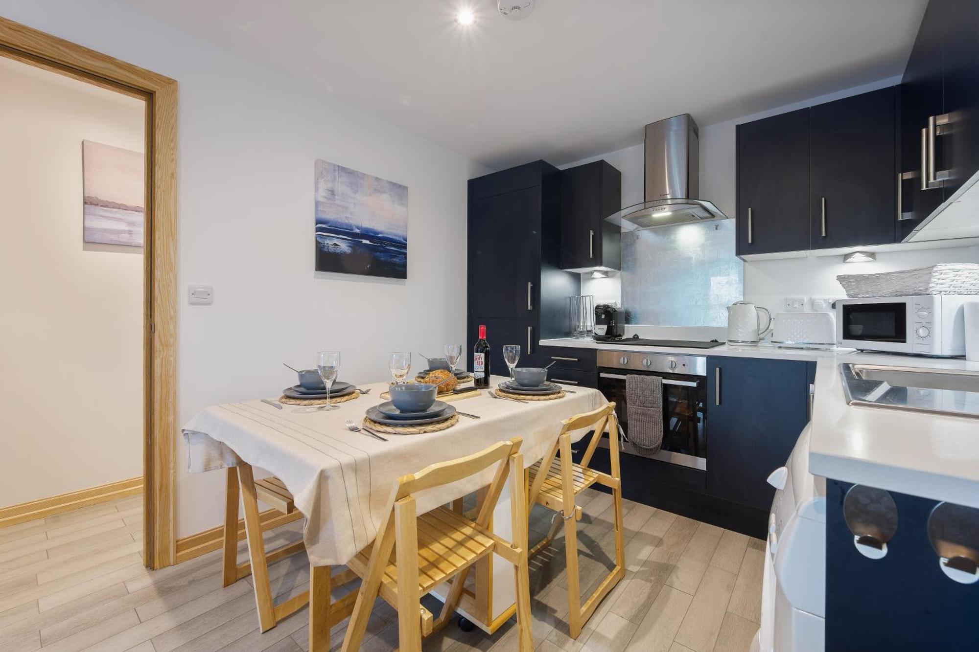 Large, Newly Renovated, Three Bedroom Town Centre Split Level Apartment With Free Parking, Sleeps Seven - Walking Distance To Beach Bournemouth Exterior foto