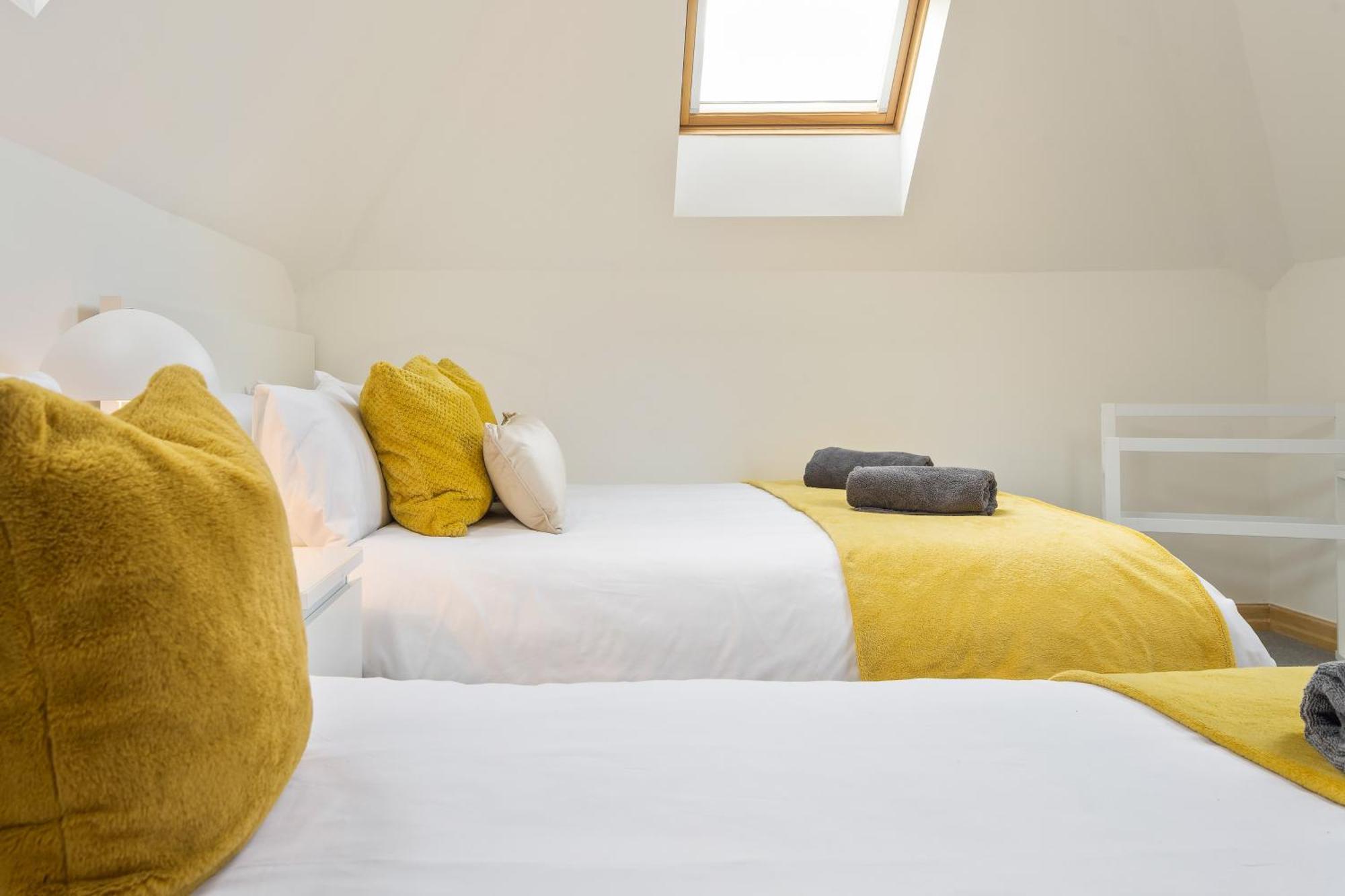 Large, Newly Renovated, Three Bedroom Town Centre Split Level Apartment With Free Parking, Sleeps Seven - Walking Distance To Beach Bournemouth Exterior foto