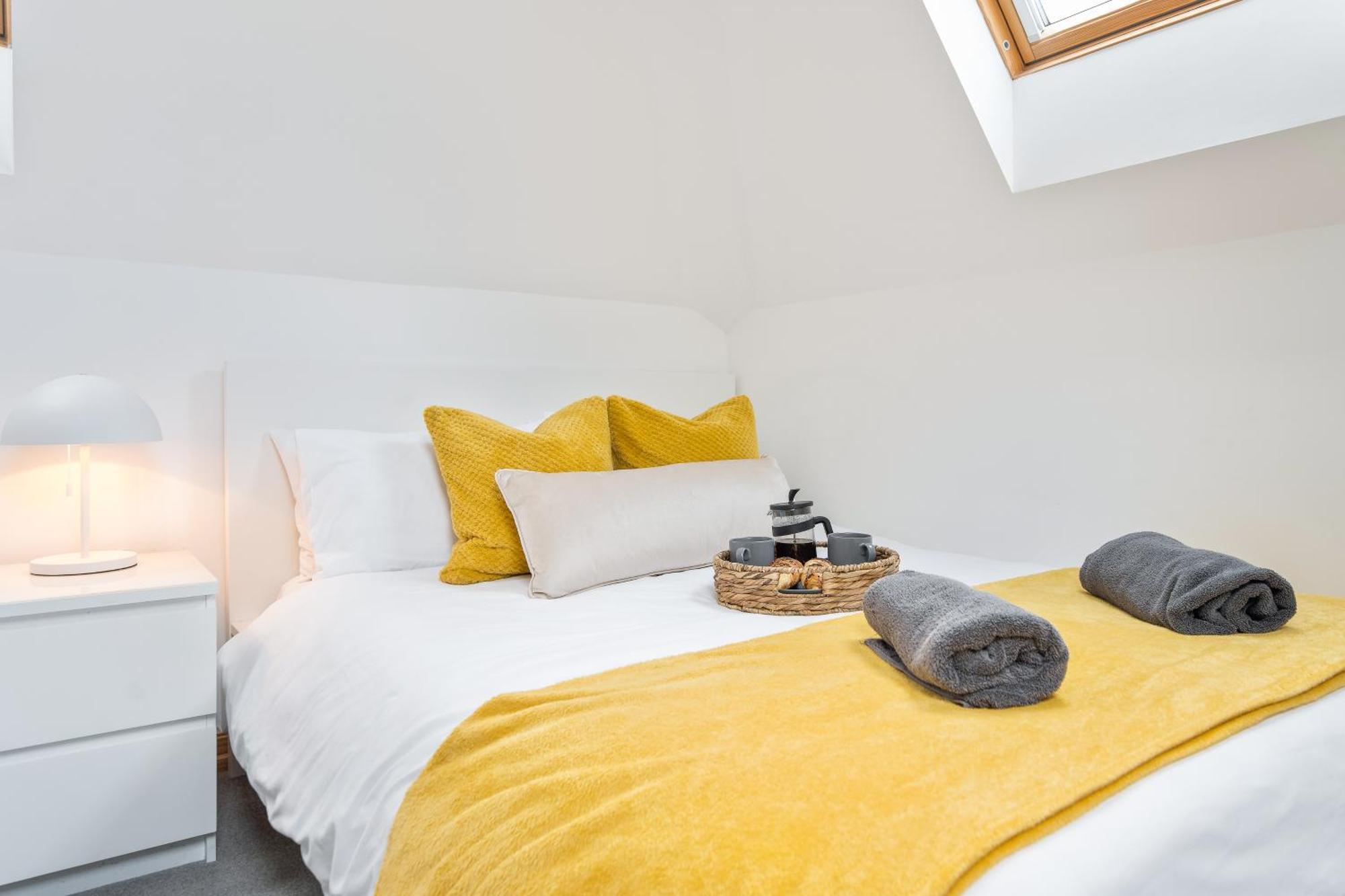 Large, Newly Renovated, Three Bedroom Town Centre Split Level Apartment With Free Parking, Sleeps Seven - Walking Distance To Beach Bournemouth Exterior foto